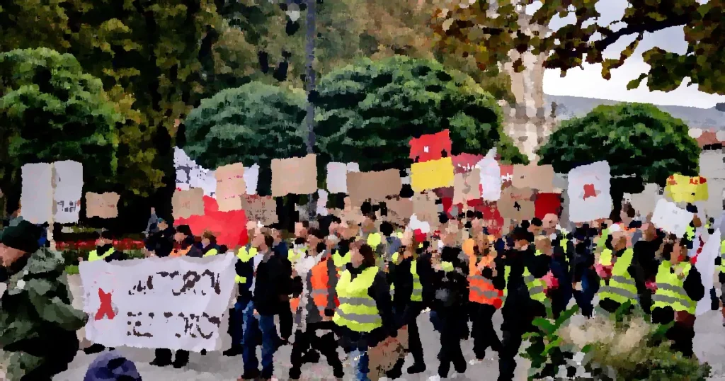 A large group protests in Warsaw's city center, holding placards with messages in Polish.